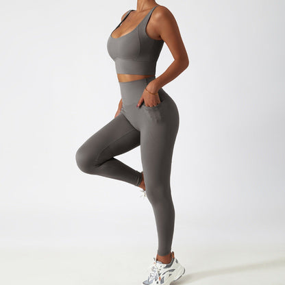 Fitness model wearing a light gray, supportive and squat proof matching Set from Vibras Activewear.