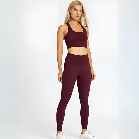 Fitness model wearing the squat proof Valerie matching set in the colour burgundy from Vibras activewear.