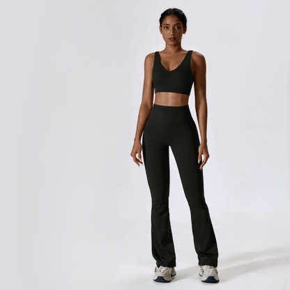 Fitness model wearing a black matching workout set that snatches the waist, hips and butt from Vibras activewear.