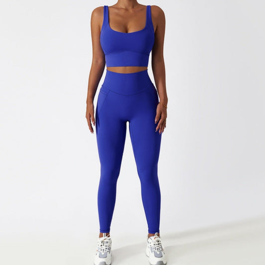 Fitness model wearing an electric blue, supportive and squatproof matching  Set from Vibras Activewear.