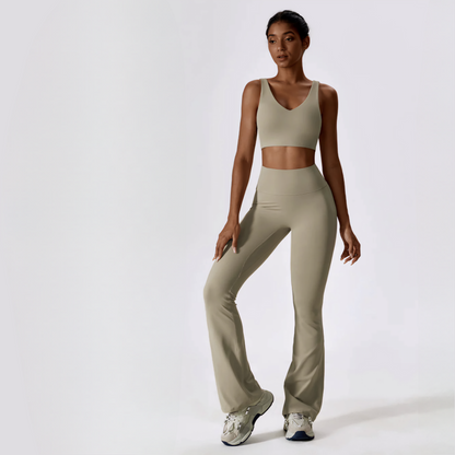 Fitness model posing and wearing the beautiful, squat proof, and butt lifting Natalia set in the colour oatmeal from Vibras Activewear.