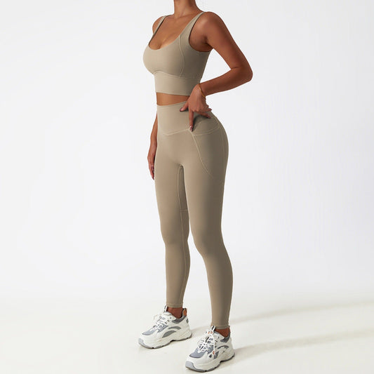 Fitness model wearing a nude, supportive and butt lifting workout set from Vibras Activewear.