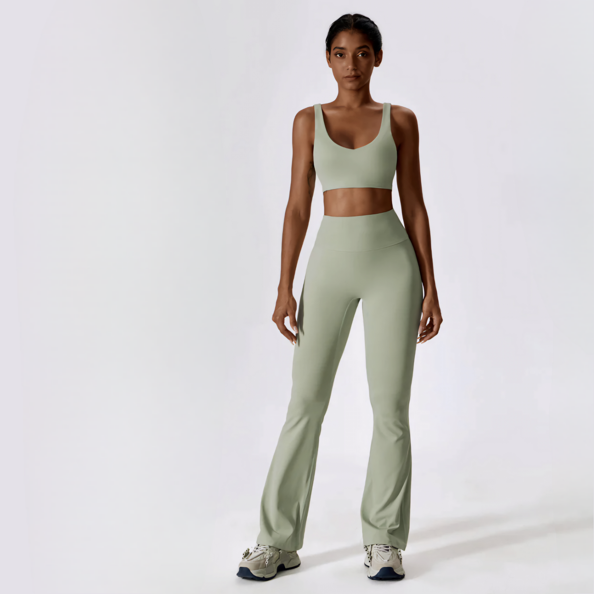 Gym girl wearing a cute matching set from vibras activewear.