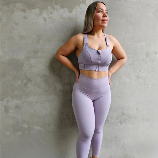 Fitness model wearing a super cute lavender  gym matching set from Vibras Activewear.