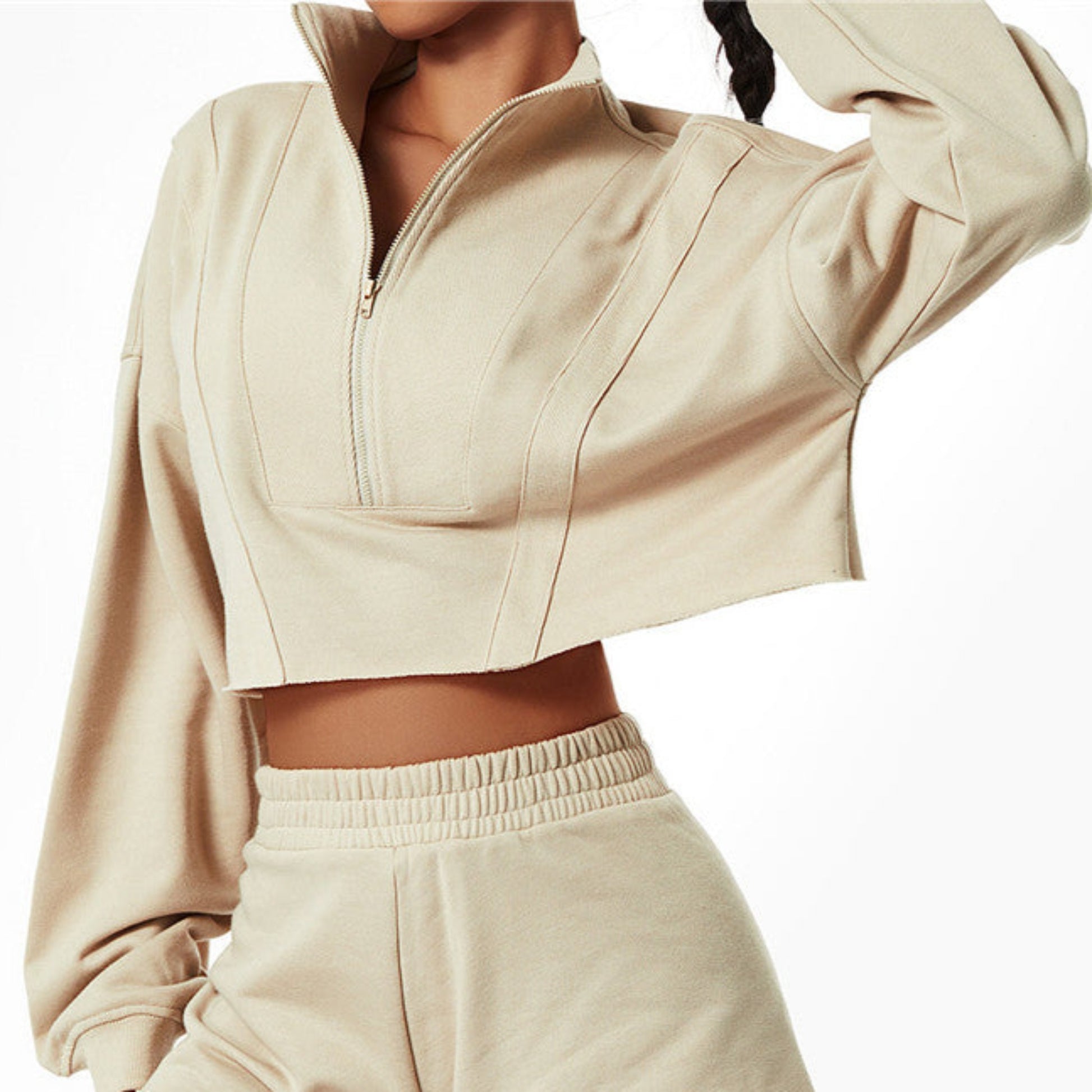 Fitness model wearing a beige baggy crop sweater from Vibras Activewear.