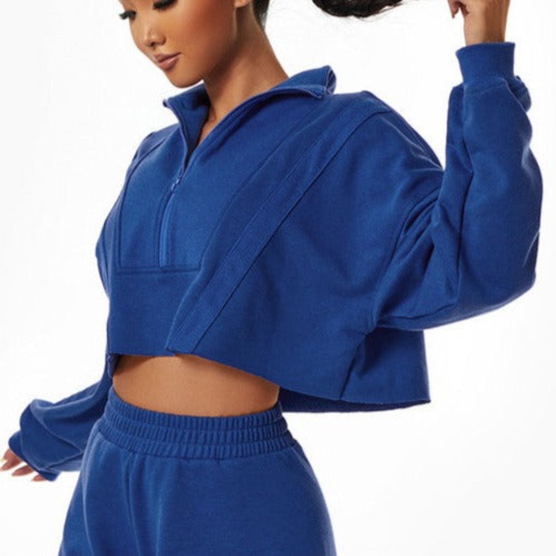 Fitness model wearing a dark blue workout sweater from Vibras Activewear.